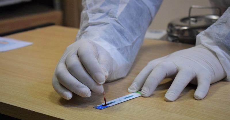 El test de VIH deberiacutea realizarse al menos dos veces al antildeo