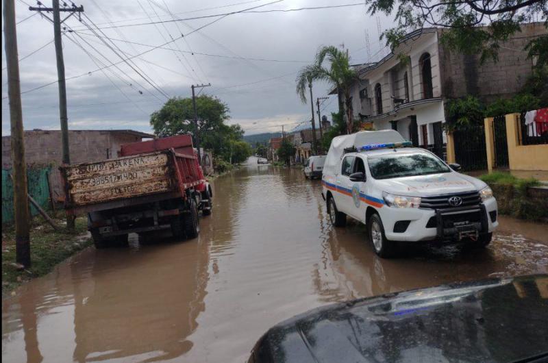 Fuerte tormenta generoacute desbordes y anegamientos