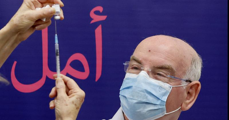 Un cirujano israeliacute es la primera persona sana en recibir la cuarta vacuna contra Covid