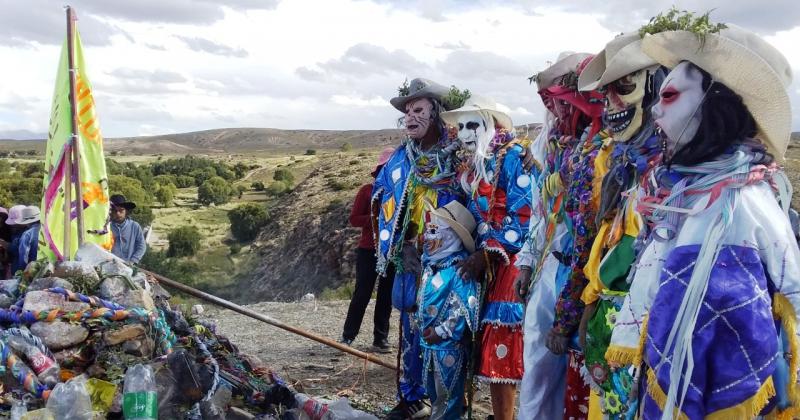 En Yavi la comparsa Unioacuten Yaventildea tambieacuten chayaraacute su mojoacuten el saacutebado