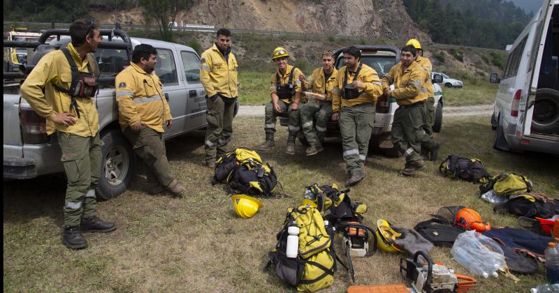 Brigadistas siguen combatiendo el fuego en Riacuteo Negro