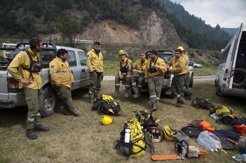 Brigadistas siguen combatiendo el fuego en Riacuteo Negro