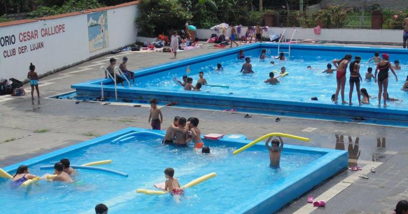 Comenzoacute la escuela de natacioacuten y colonia de vacaciones en Deportivo Lujaacuten 