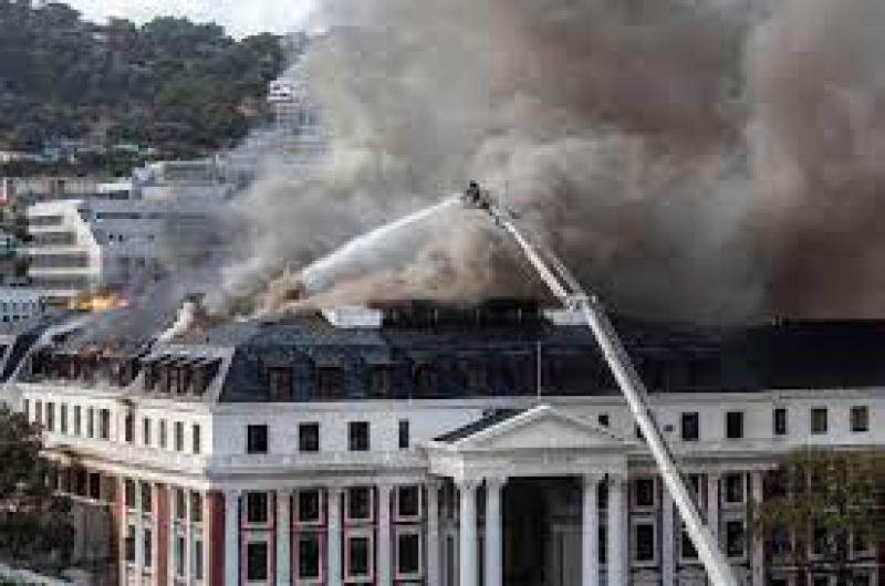 Controlan incendio del Parlamento de Sudaacutefrica