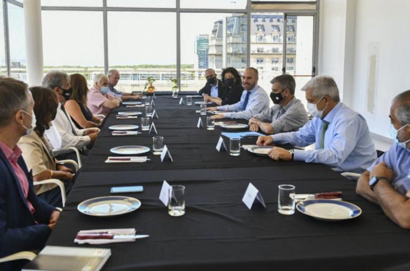  Guzmaacuten se reunioacute con empresarios y la CGT por el acuerdo con el FMI