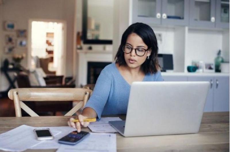 Establecen trabajo a distancia para los empleados puacuteblicos nacionales