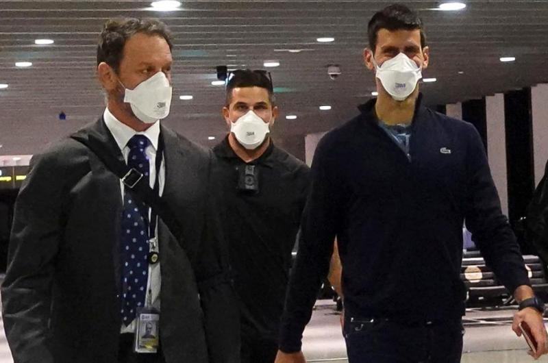 Djokovic abandonoacute Melbourne en calidad de deportado