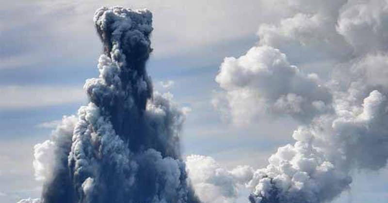 Dantildeos auacuten incalculables por la potente erupcioacuten de volcaacuten submarino en Tonga
