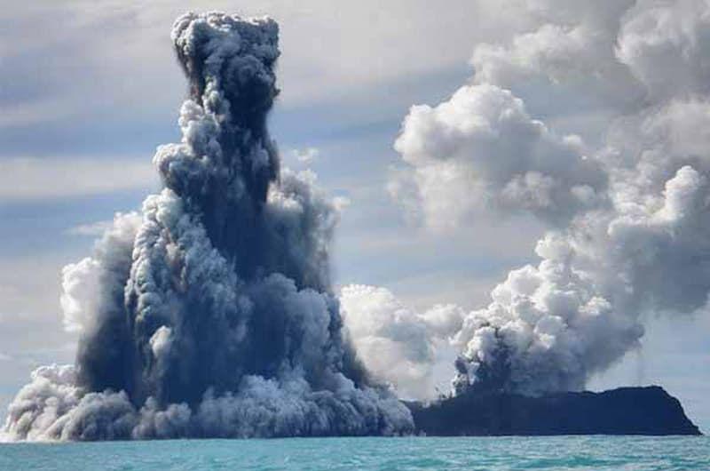 Dantildeos auacuten incalculables por la potente erupcioacuten de volcaacuten submarino en Tonga