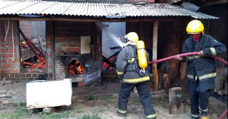 Bomberos evitaron que se incendie una finca