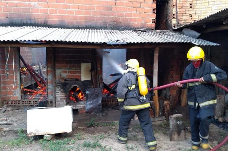 Bomberos evitaron que se incendie una finca