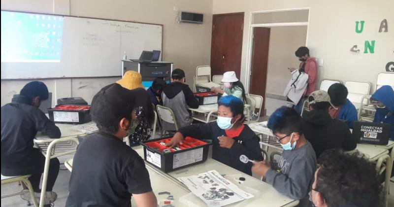 Fomentando el pensamiento criacutetico se dictan talleres de Roboacutetica Educativa