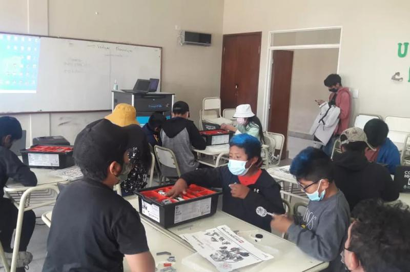 Fomentando el pensamiento criacutetico se dictan talleres de Roboacutetica Educativa