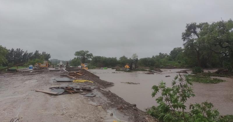 Temporal dejoacute caiacuteda de aacuterboles cortes de rutas y anegamientos
