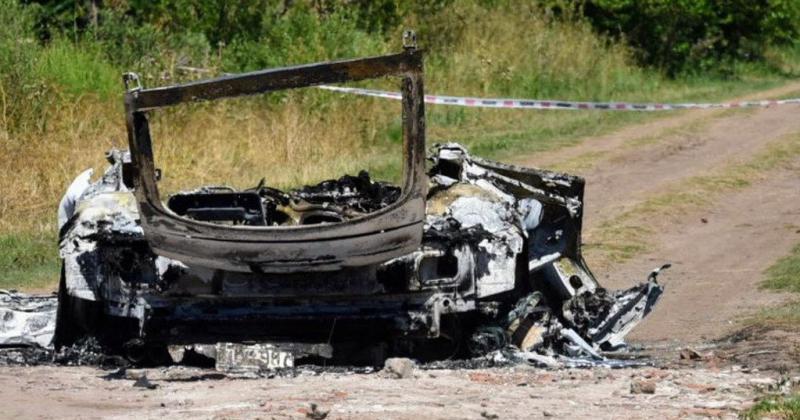 Quemoacute el auto con la mujer adentro porque se asustoacute