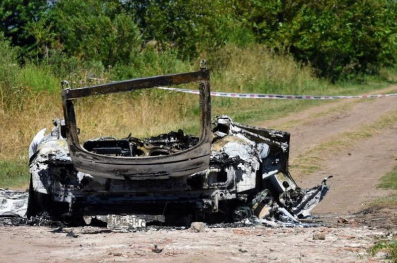 Quemoacute el auto con la mujer adentro porque se asustoacute