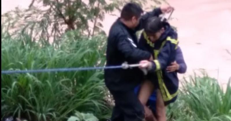 Rescataron a un hombre de un canal de riego