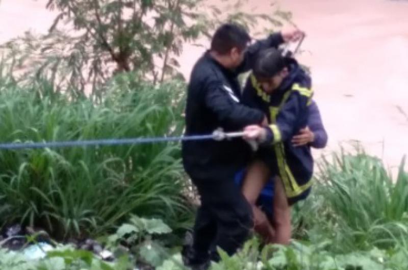 Rescataron a un hombre de un canal de riego