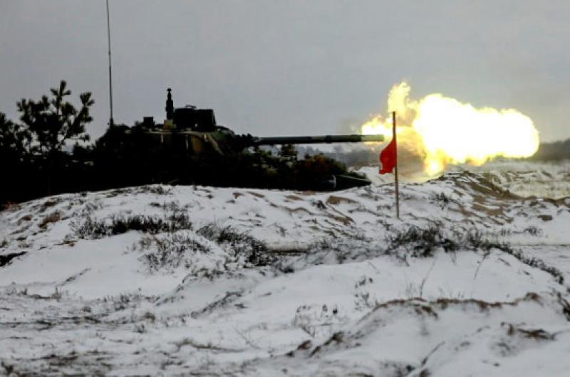 Rusia inicioacute maniobras militares en Bielorrusia y retira personal en Kiev