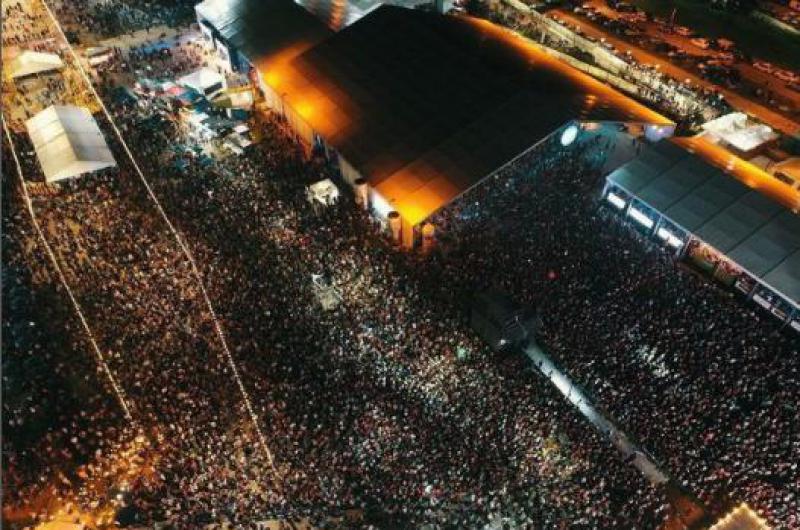 Noche espectacular y reacutecord en el Carnaval de los Tekis