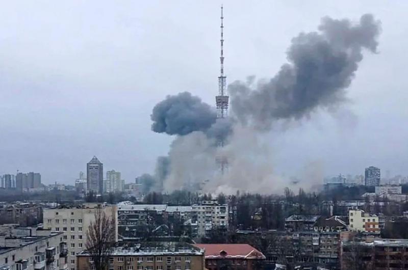 Rusia intensifica ataques en Kiev y pide a ciudadanos que abandonen sus casas