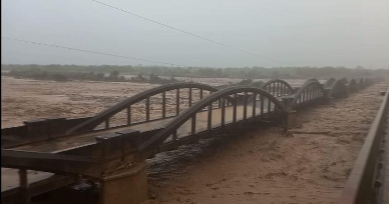 La lluvia no cesa y en gran parte de la provincia hay desborde de riacuteos