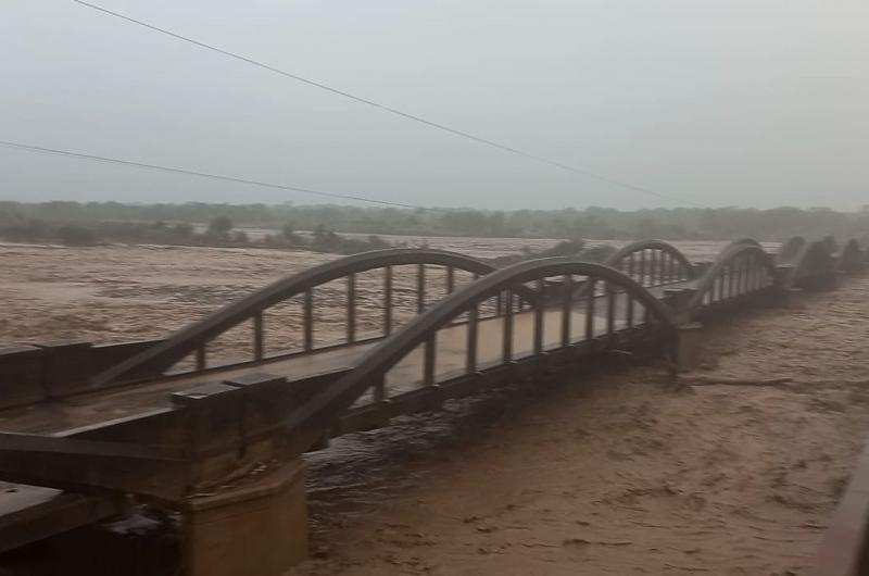La lluvia no cesa y en gran parte de la provincia hay desborde de riacuteos