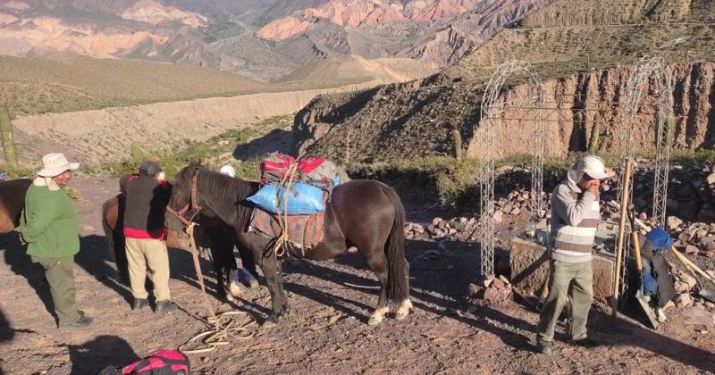 Til cara realiza tareas de limpieza y acondicionamiento del camino del Abra de Punta Corral