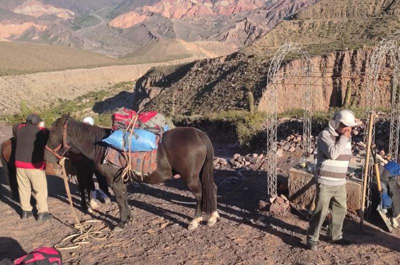 Til cara realiza tareas de limpieza y acondicionamiento del camino del Abra de Punta Corral