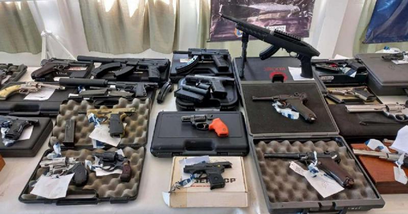 Diecinueve armas falsos tiacutetulos de abogado en poder de falso fiscal