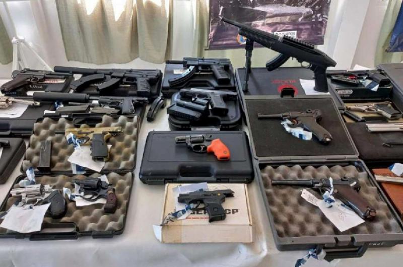 Diecinueve armas falsos tiacutetulos de abogado en poder de falso fiscal