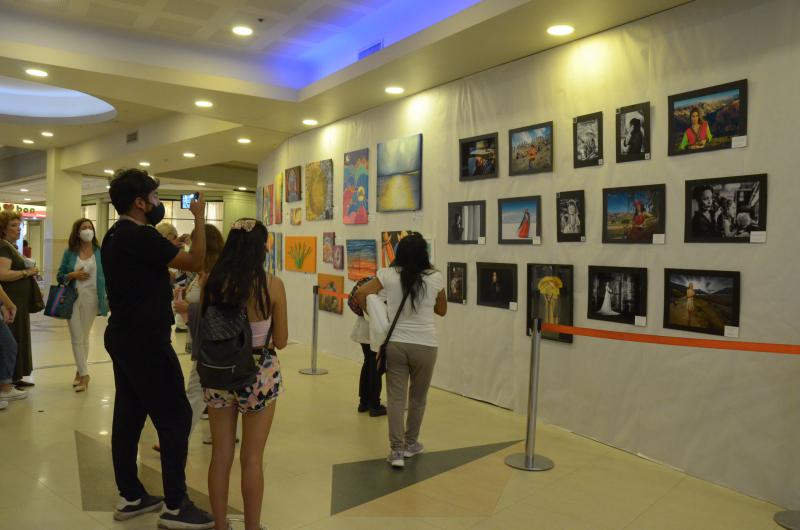 Pintura y fotografiacutea en una muestra que homenajea a la Mujer