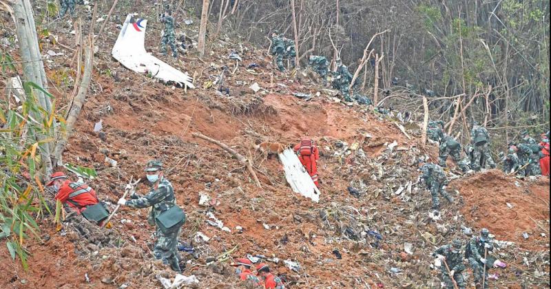 Sigue la buacutesqueda de la segunda caja negra del avioacuten que se estrelloacute en China