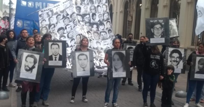 Miles de jujentildeos marcharon en el Diacutea de la Memoria por Verdad y Justicia