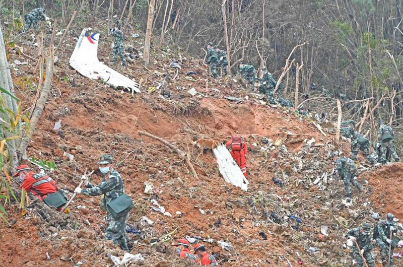 Sigue la buacutesqueda de la segunda caja negra del avioacuten que se estrelloacute en China
