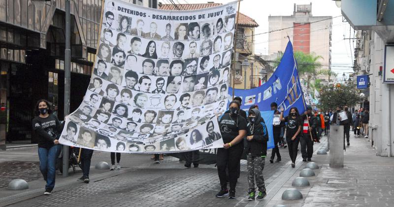 Miles de jujentildeos marcharon en el Diacutea de la Memoria por Verdad y Justicia