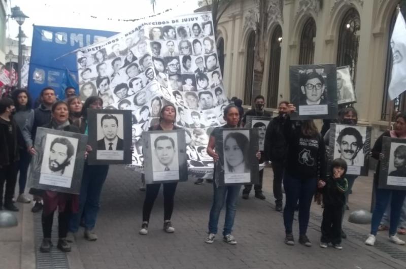 Miles de jujentildeos marcharon en el Diacutea de la Memoria por Verdad y Justicia