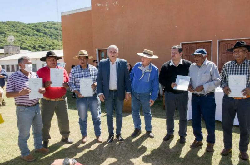 Entregaron escrituras a pobladores de El Fuerte tras 30 antildeos de espera