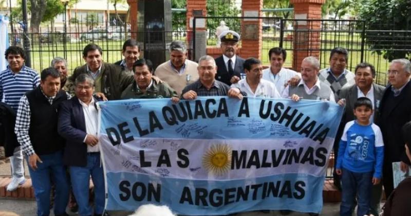 Con el izamiento de la Bandera Nacional comenzaron actos por 40 antildeos de Malvinas