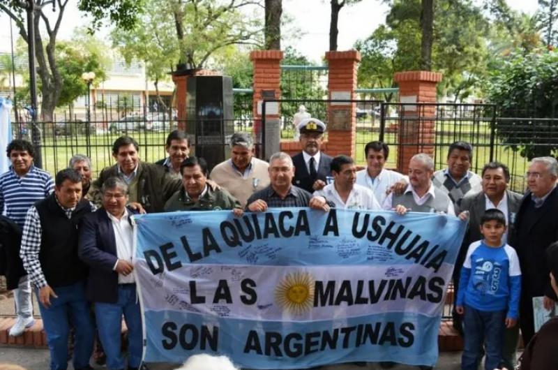 Con el izamiento de la Bandera Nacional comenzaron actos por 40 antildeos de Malvinas