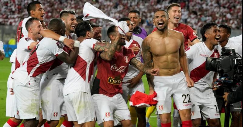 Peruacute le ganoacute a Paraguay 2 a 0 y va al repechaje