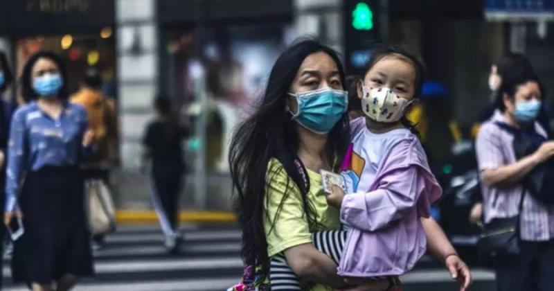Ante el brote de Covid en Shangai aiacuteslan en centros de salud a los nintildeos contagiados