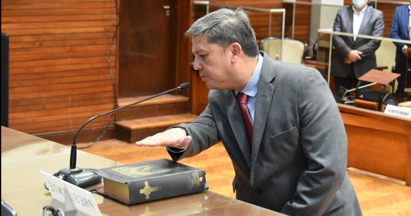 La Legislatura de Jujuy tomoacute juramento al nuevo diputado Claudio Cazoacuten