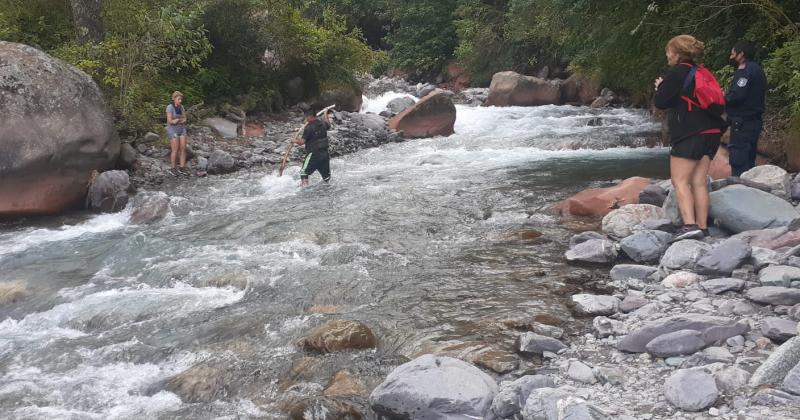 Rescataron a una turista en el riacuteo Los Nogales