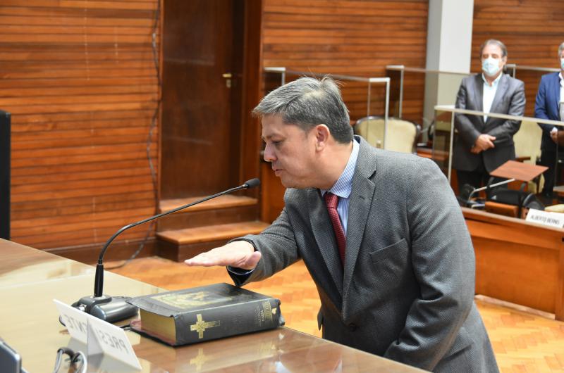 La Legislatura de Jujuy tomoacute juramento al nuevo diputado Claudio Cazoacuten
