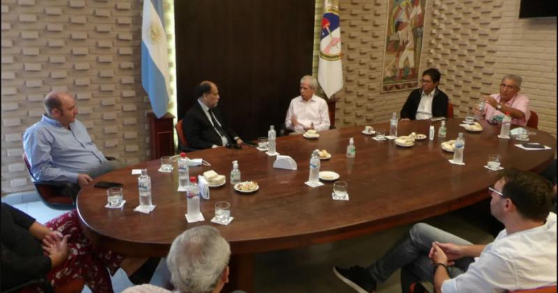 Alvarez Garciacutea escuchoacute inquietudes planteadas por la Caacutemara del Tabaco
