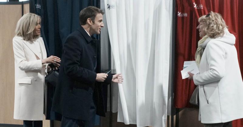 Macron y Le Pen pasan a la segunda vuelta con gran abstencioacuten de votantes