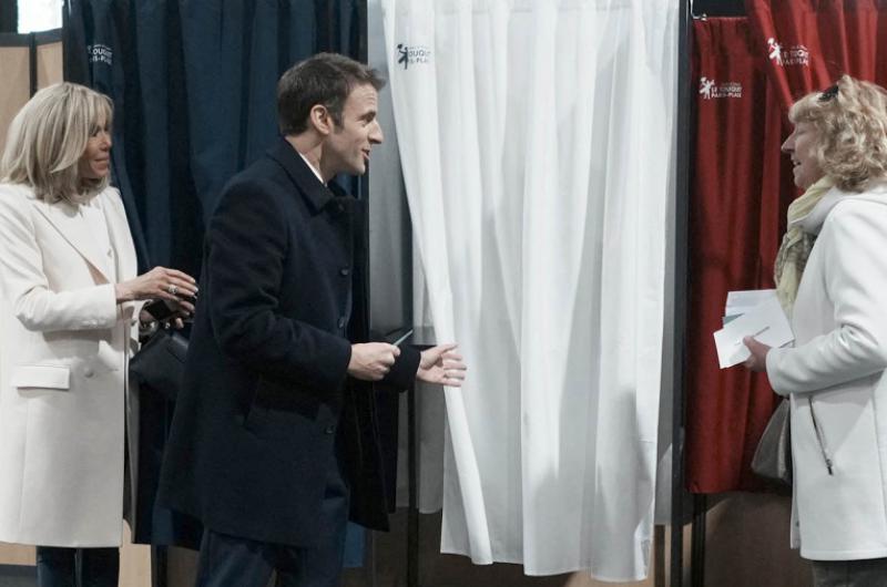 Macron y Le Pen pasan a la segunda vuelta con gran abstencioacuten de votantes