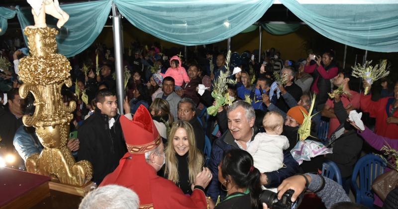 La Mamita del Cerro llegoacute a Tumbaya acompantildeada de una multitud