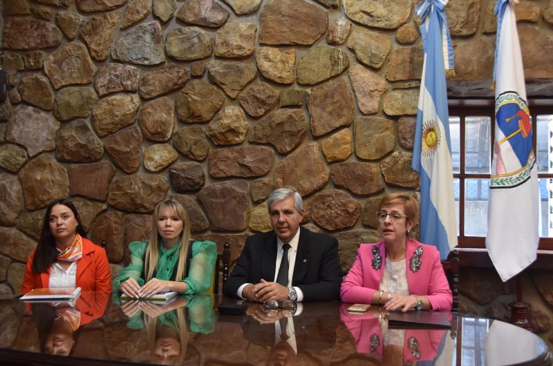 Convenio con la organizacioacuten Mujeres por la democracia para capacitacioacuten legislativa